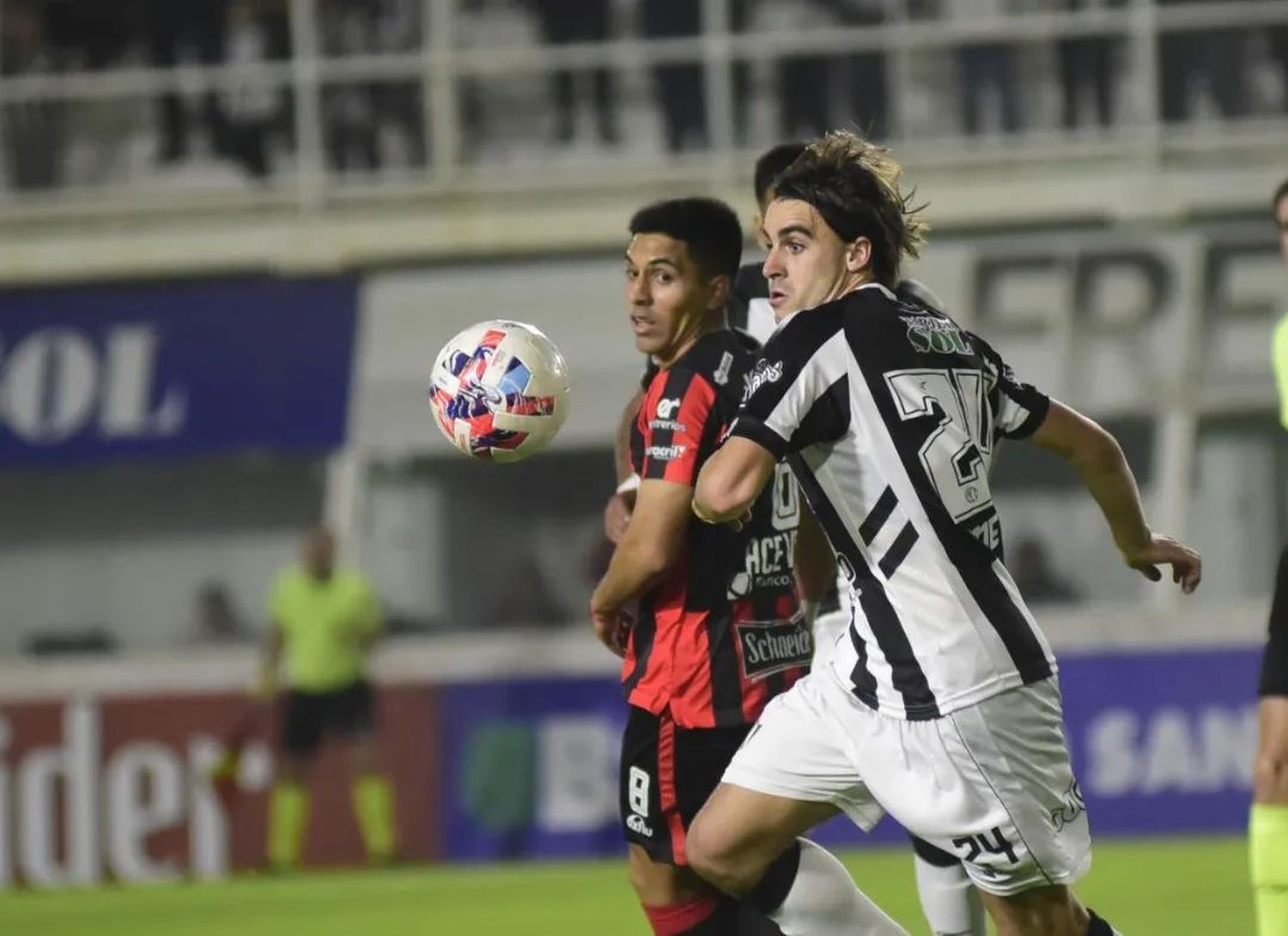 El tandilense González Metilli lucha con Acevedo.