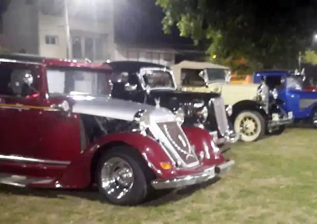 Exhibición de autos antiguos en la zona portuaria