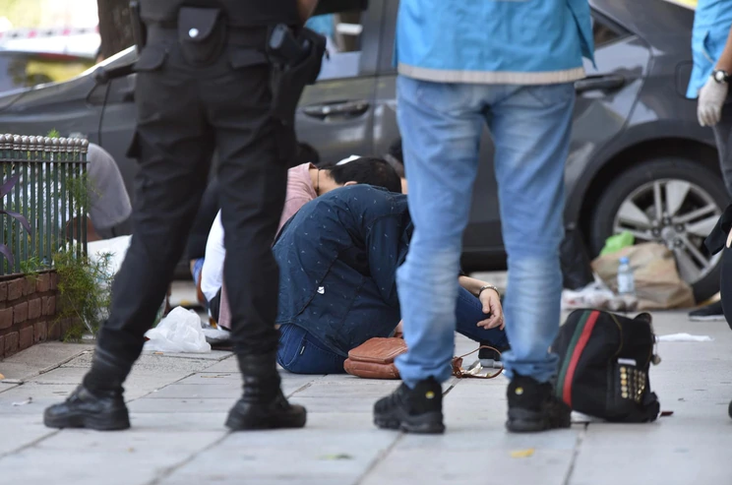 Caminaba por la calle con su hijo, lo detuvieron por no cumplir la cuarentena y el niño denunció que lo estaba abusando