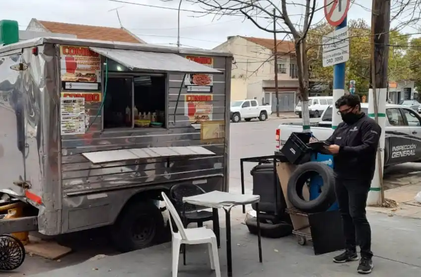 Clausuran foodtruck clandestino en la avenida Jara