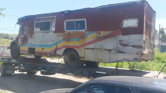 Tras las intimaciones pertinentes, el Municipio retiró el colectivo abandonado en Villa del Parque