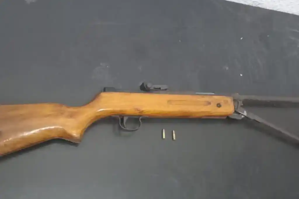 En zona de pasillos, los uniformados encontraron un rifle modificado. Foto: Prensa URI