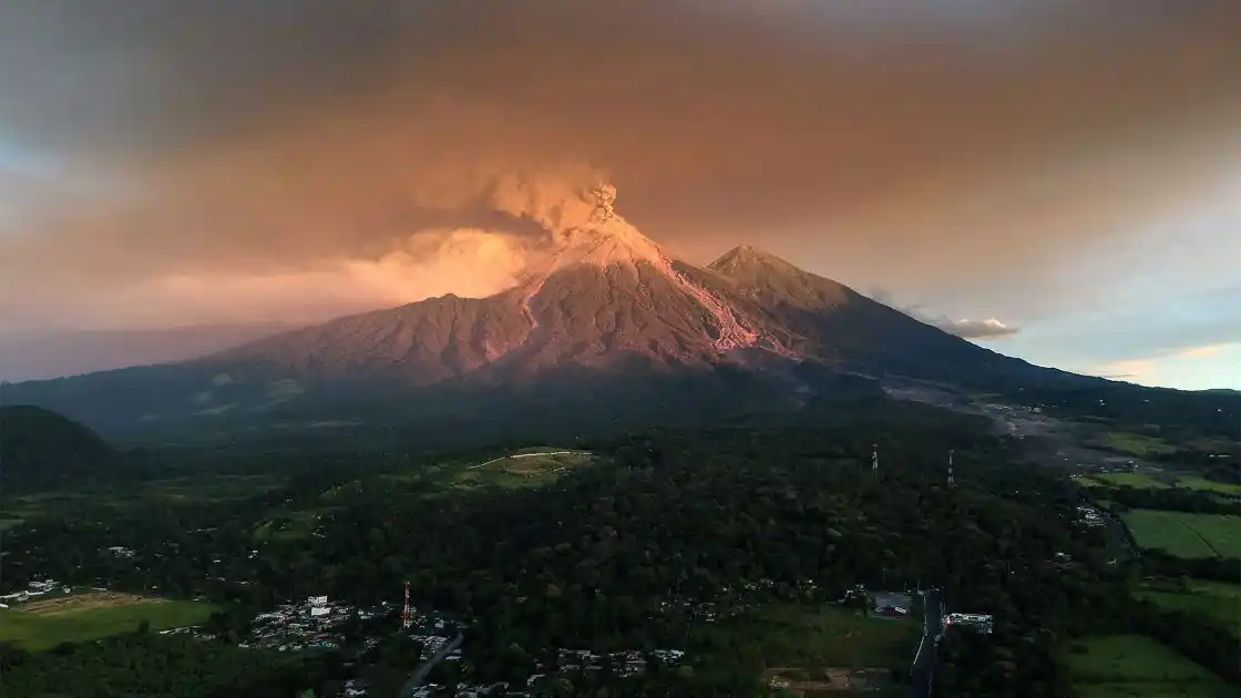 Guatemala en alerta por el volcán de Fuego