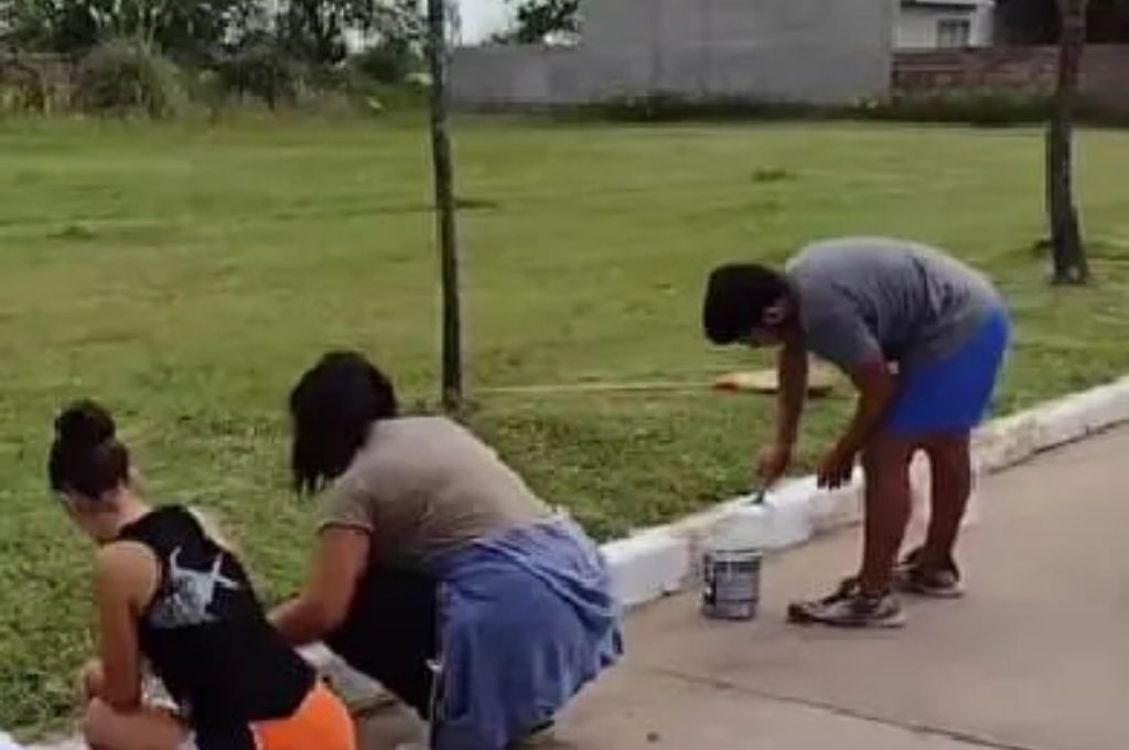 Alumnos de Melincué pintaron cordones de una calle para costearse la graduación