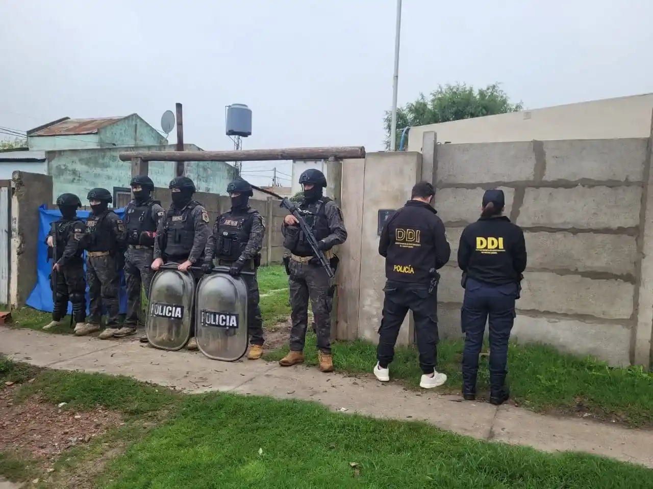 Según se informó, los procedimientos se desprenden de una investigación iniciada tras un violento asalto ocurrido el 21 de marzo