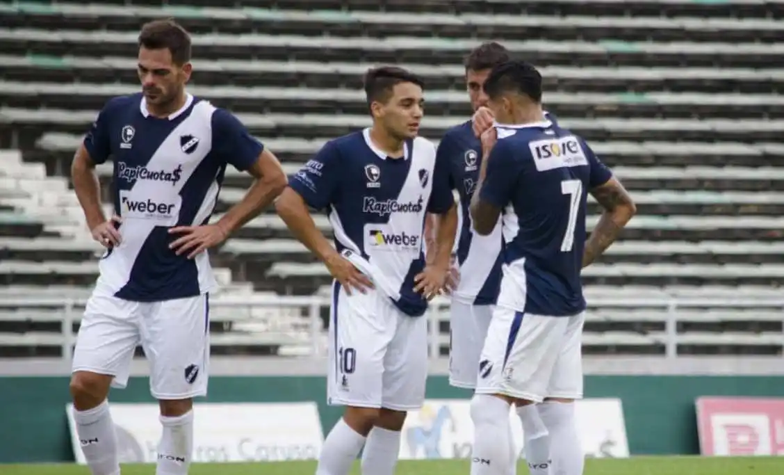 Alvarado volvió a caer como local