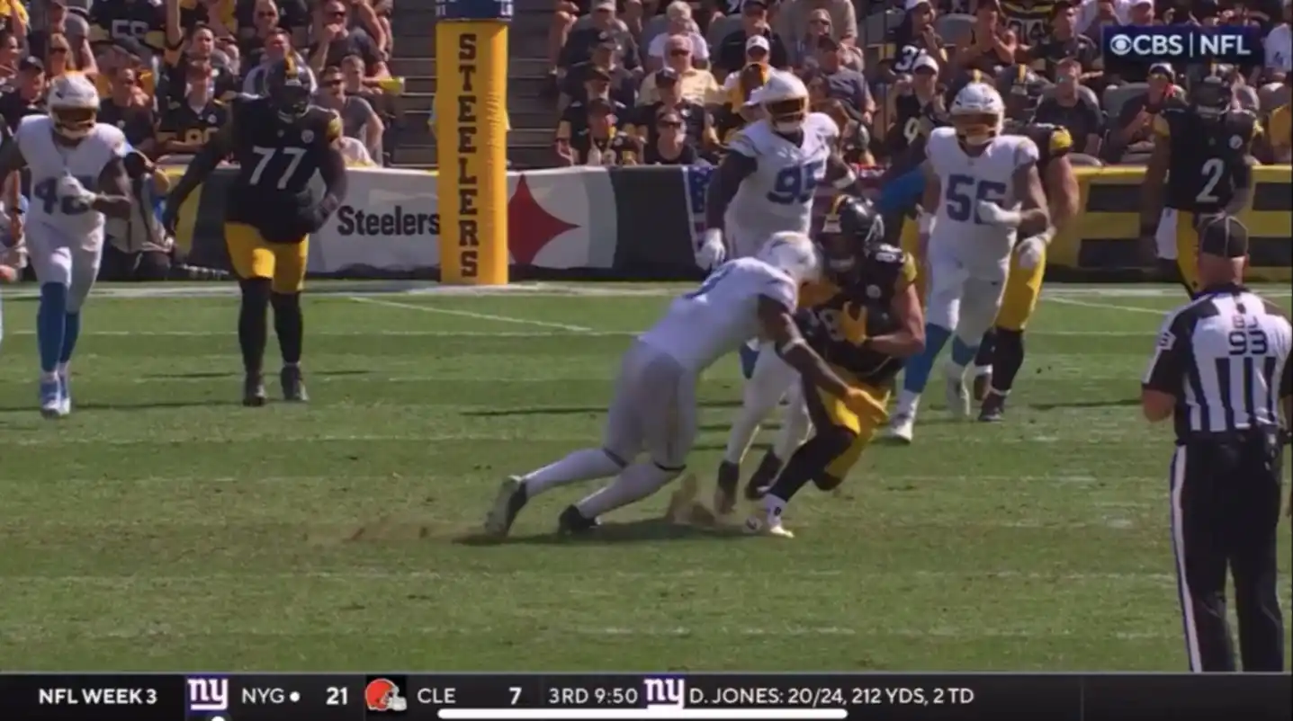 ¡Violento! Por este golpe suspendieron a Derwin James Jr.