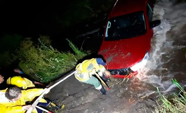 Camioneta se despistó y cayó al arroyo: el video del rescate