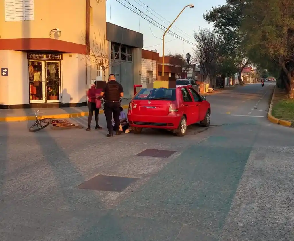 Chocaron moto y auto en barrio San Martín