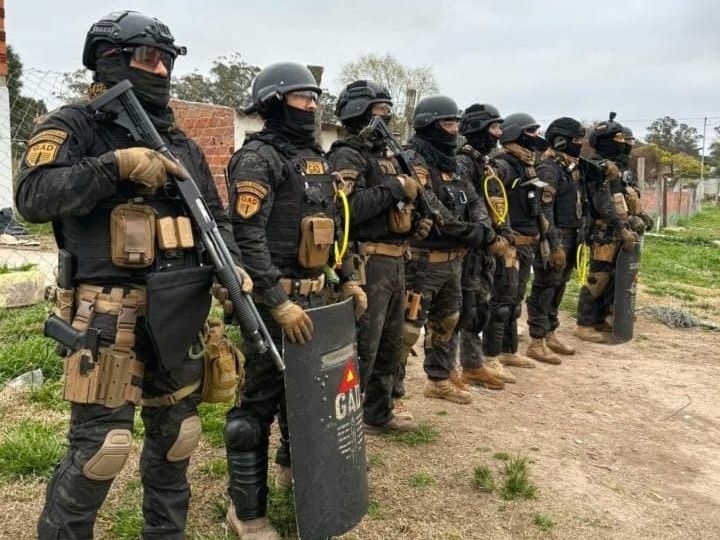 Además se encontraron armas y 10 celulares de distintas marcas.