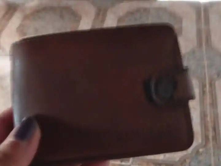 Dante agradece a las chicas que encontraron su billetera y la devolvieron