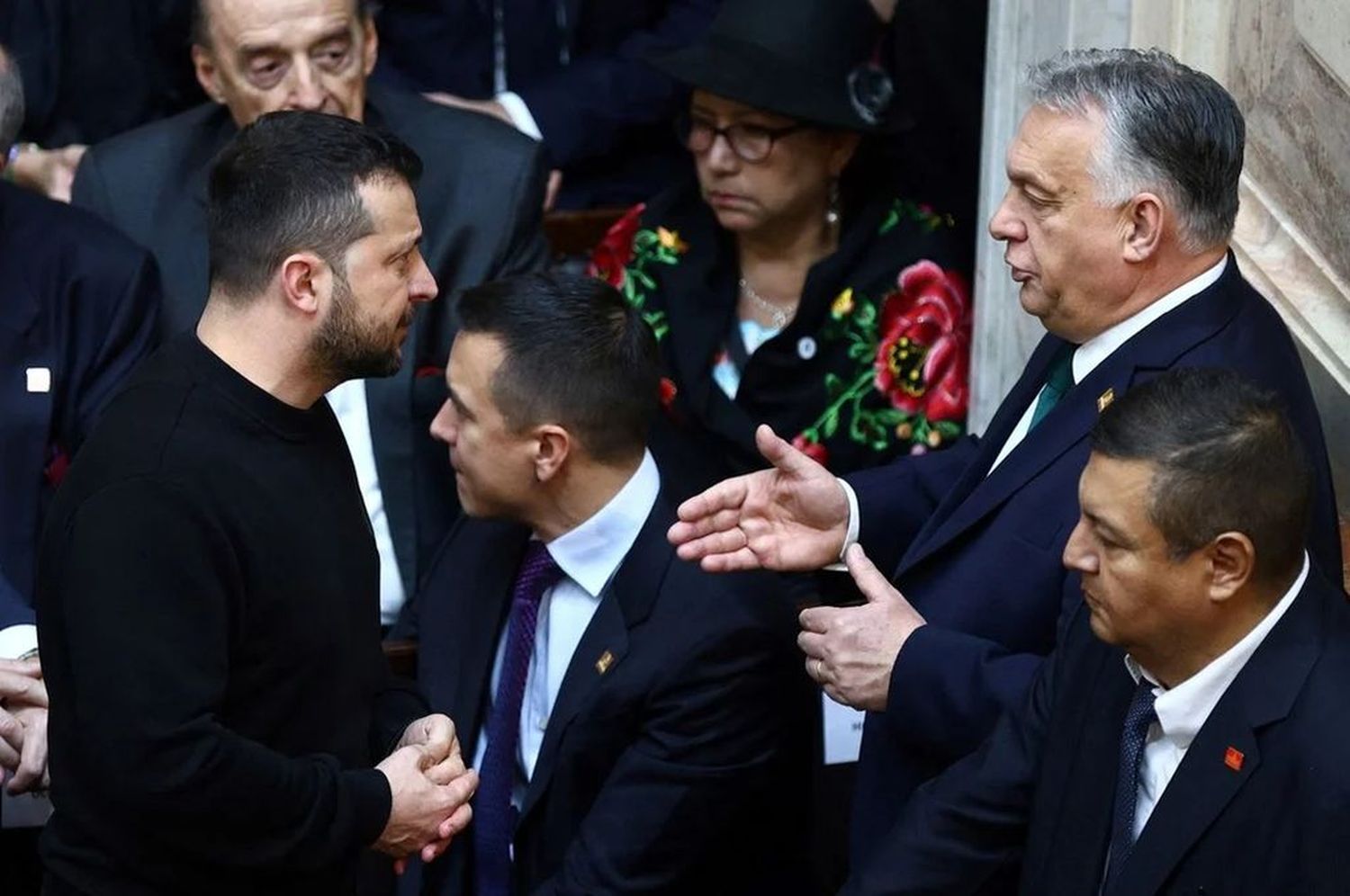 Ambos mandatarios europeos dialogaron cara a cara en la previa a la ceremonia de jura del nuevo presidente argentino, en la cual fueron sentados demasiado cerca.