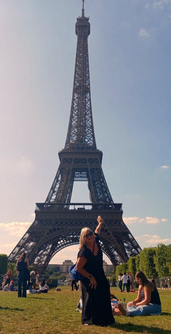 Claudia junto a la Torre Eiffel