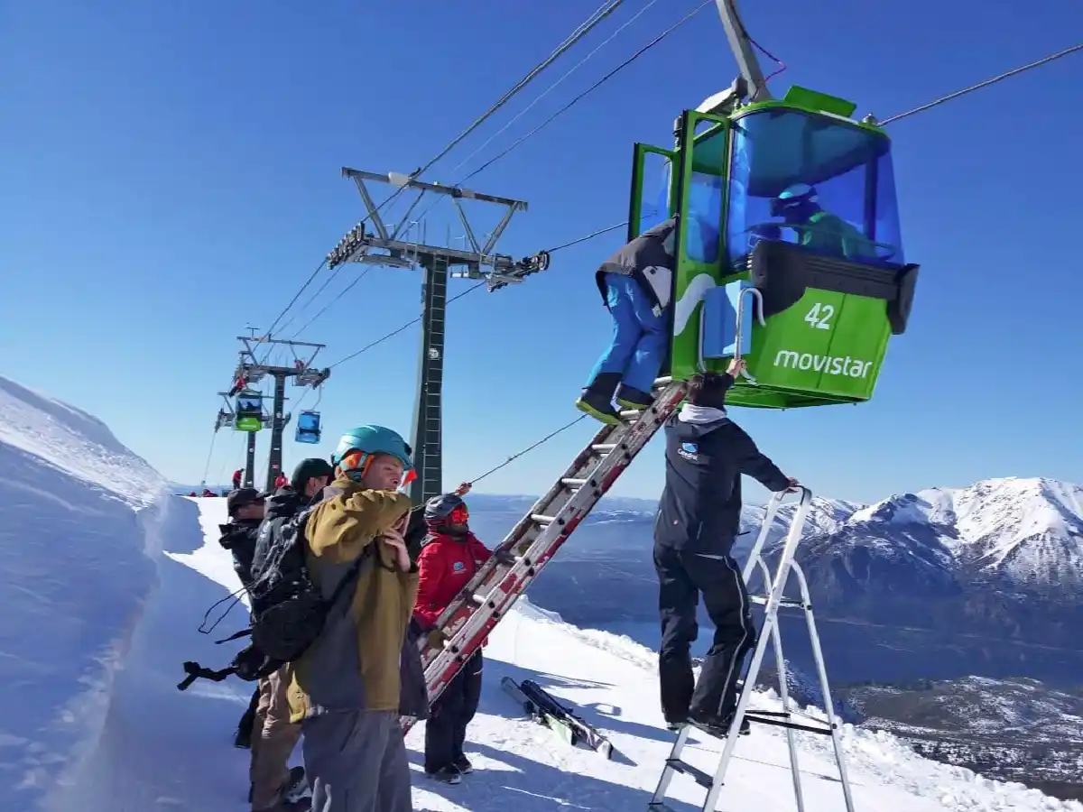 Concluyó con éxito la evacuación de 250 personas en la telecabina del cerro Catedral
