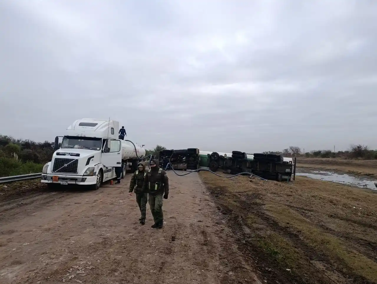 RN34: comenzó el trasvaso del combustible del camión que permanece volcado sobre la calzada