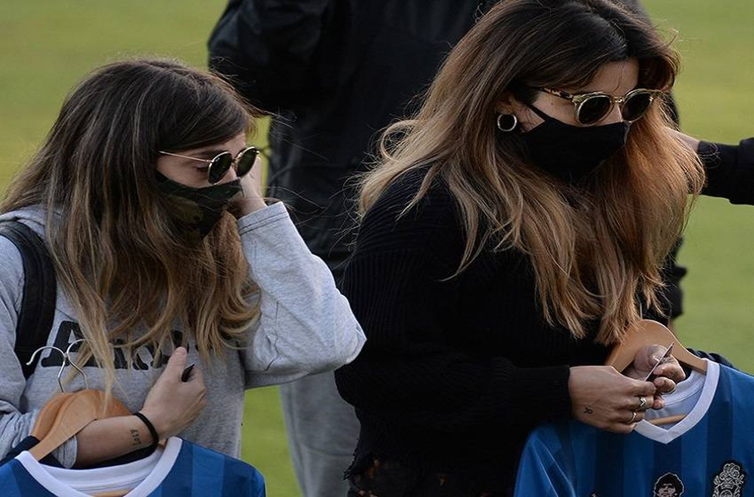 Conmovedor homenaje de Gimnasia a Maradona con Dalma y Gianinna presentes