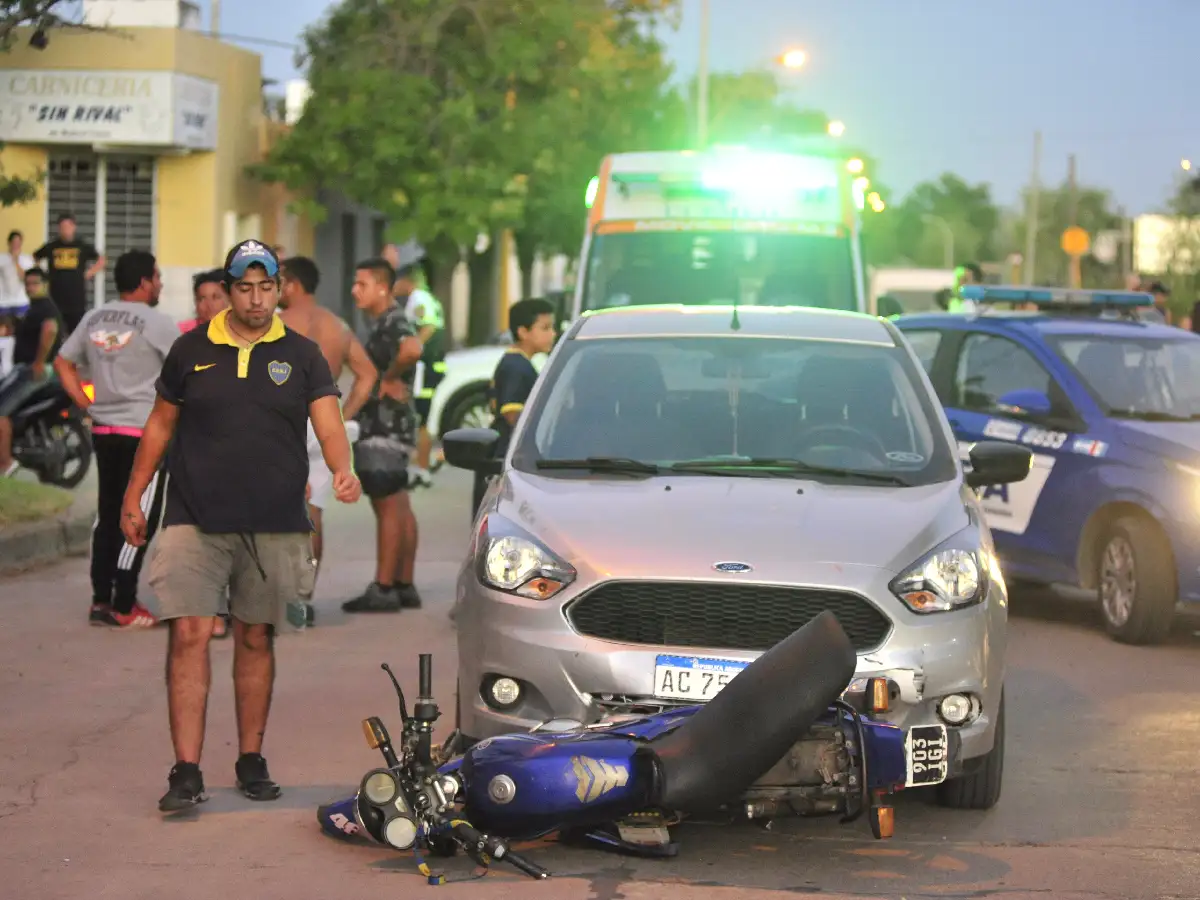 Motociclistas heridos al chocar con un auto en barrio Sarmiento