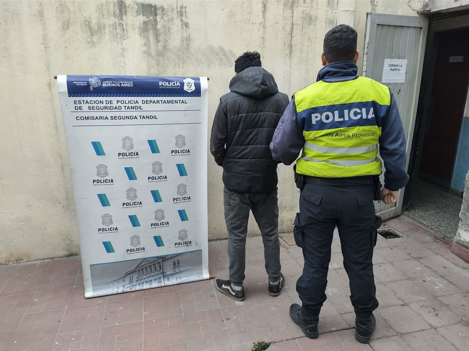 Aprehendieron a un joven por el robo de cables en la vía pública