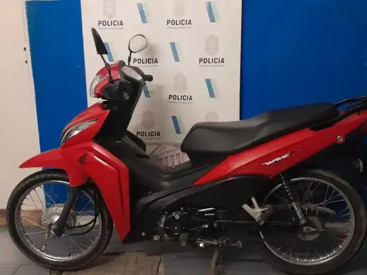 Intentó robar una moto a mano armada y escapó por los techos: terminó detenido