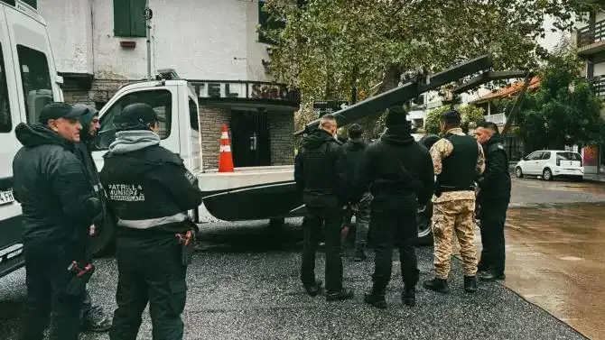 Aprehendieron a un hombre tras provocar disturbios y agredir a agentes municipales en plena vía pública