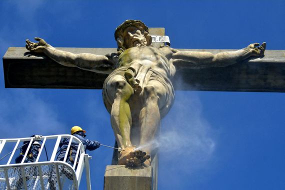En la previa de Semana Santa, el Municipio avanza con trabajos de mejoramiento en Monte Calvario