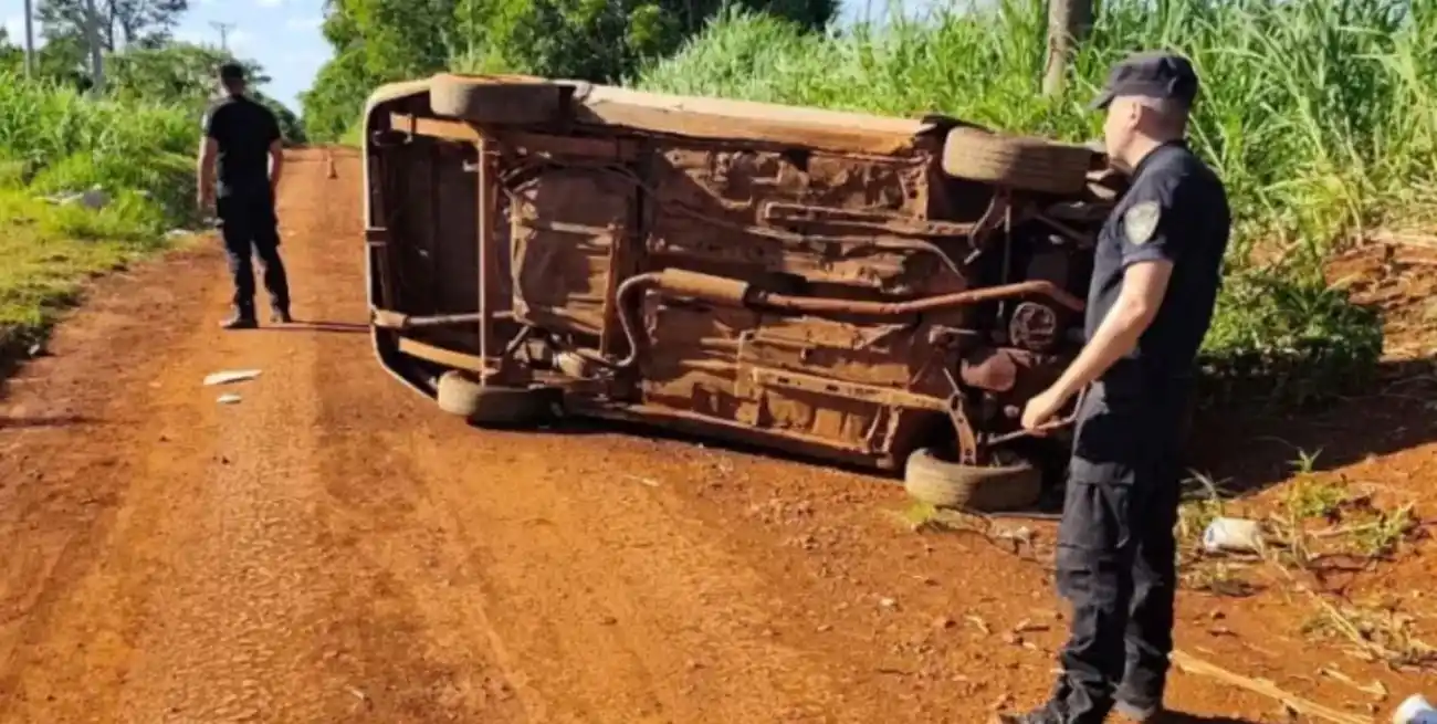 Iba ebrio al volante con sus dos hijos a bordo: volcó y el menor de los hermanos murió