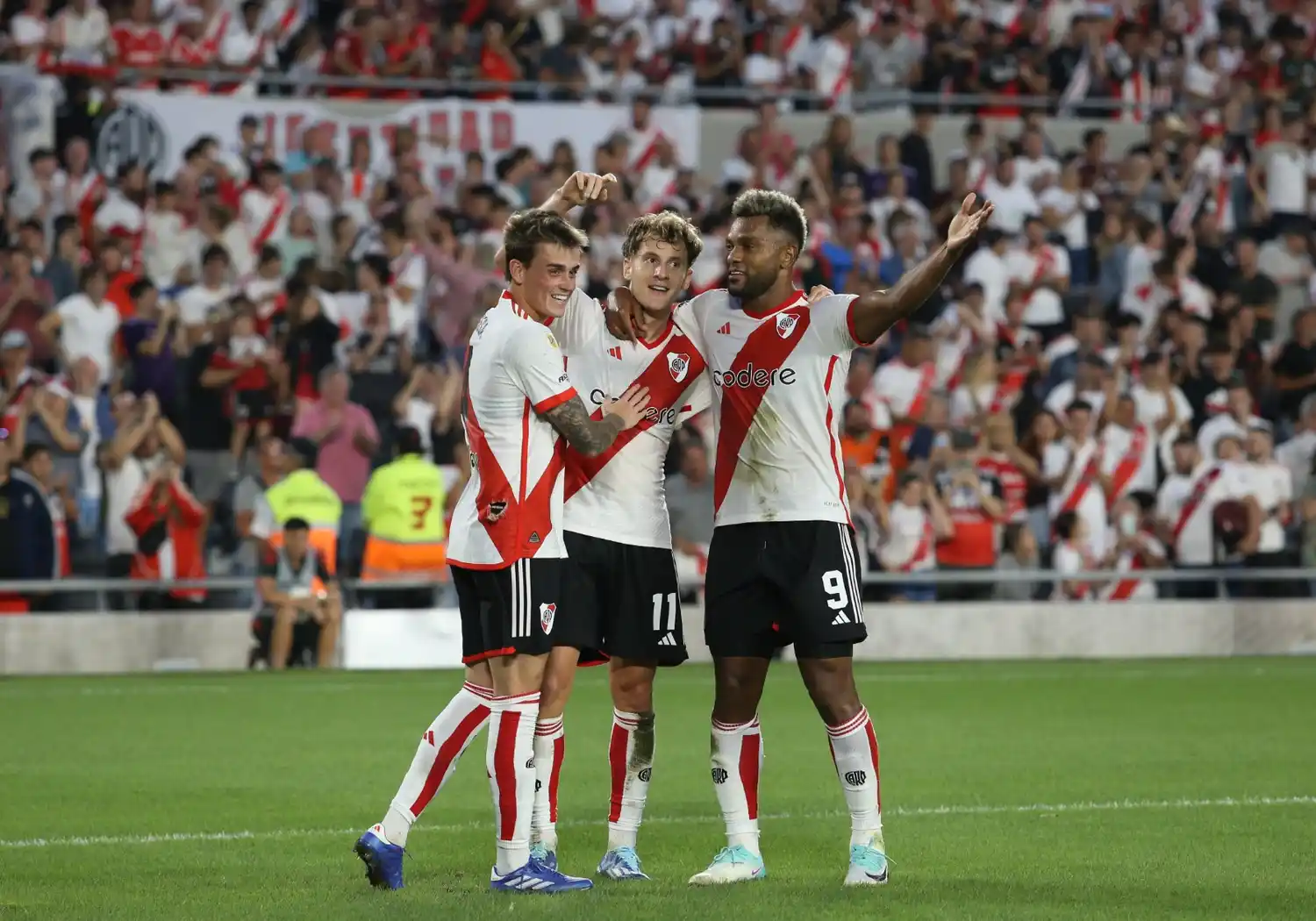 El "millonario" se floreó ante su gente