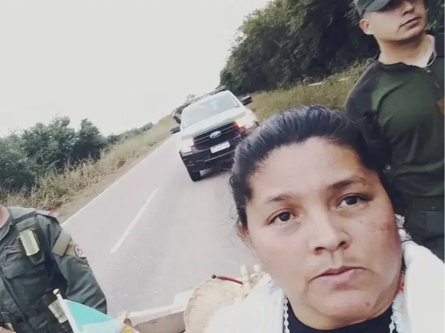 Hace una caminata de más de 500 km en reclamo de justicia por las muertes de su hija y su nieta en la cesárea.