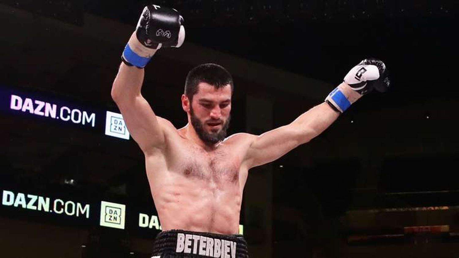 El campeón semipesado Artur Beterbiev