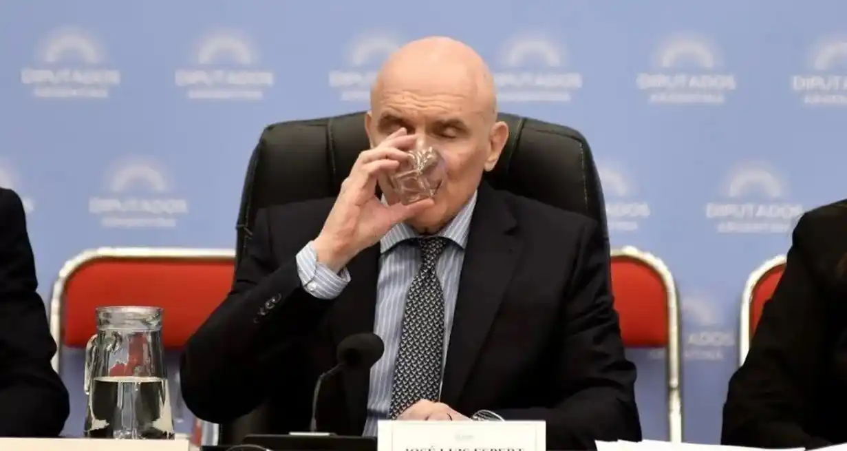 Seguramente lo que le está pasando es un "mal trago" para el diputado nacional José Luis Espert. Tendrá que dar muchas más explicaciones de las que dio o se negó a dar hasta ahora.