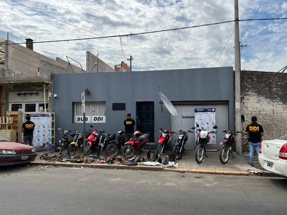 Allanamientos por el desmadre urbano de las picadas: secuestraron motos, armas y municiones