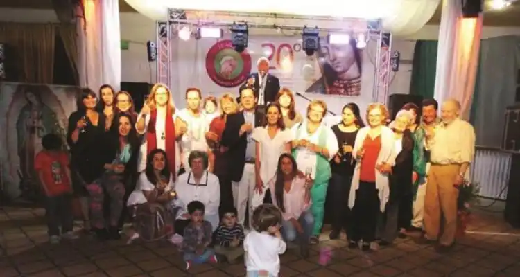 Grávida celebró 20 años de vida junto al Gato Peters