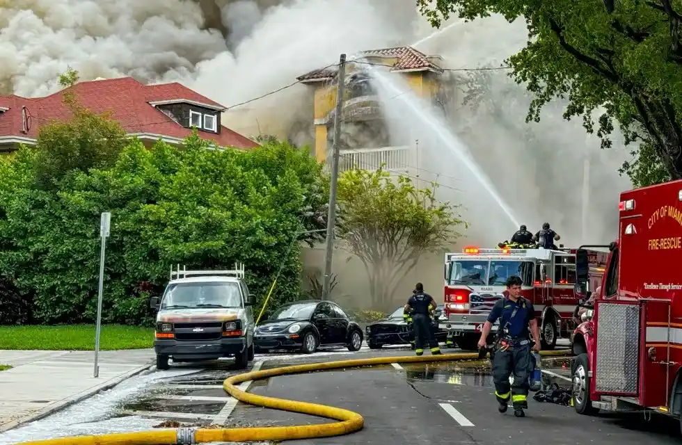 En Miami, un incendio y tiroteo.