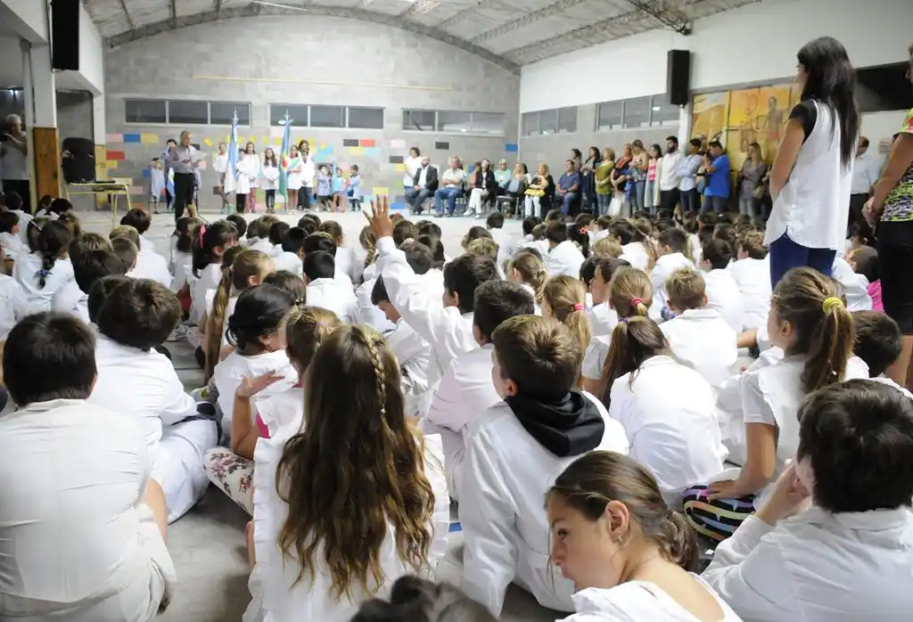 La Escuela Primaria 53 se  vistió de fiesta en el acto oficial  de inicio del nuevo ciclo 