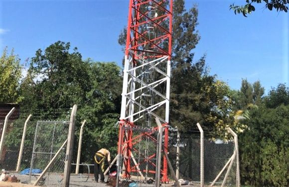 Ecocidio: comenzó la instalación del faro de conservación para alertar sobre incendios en islas