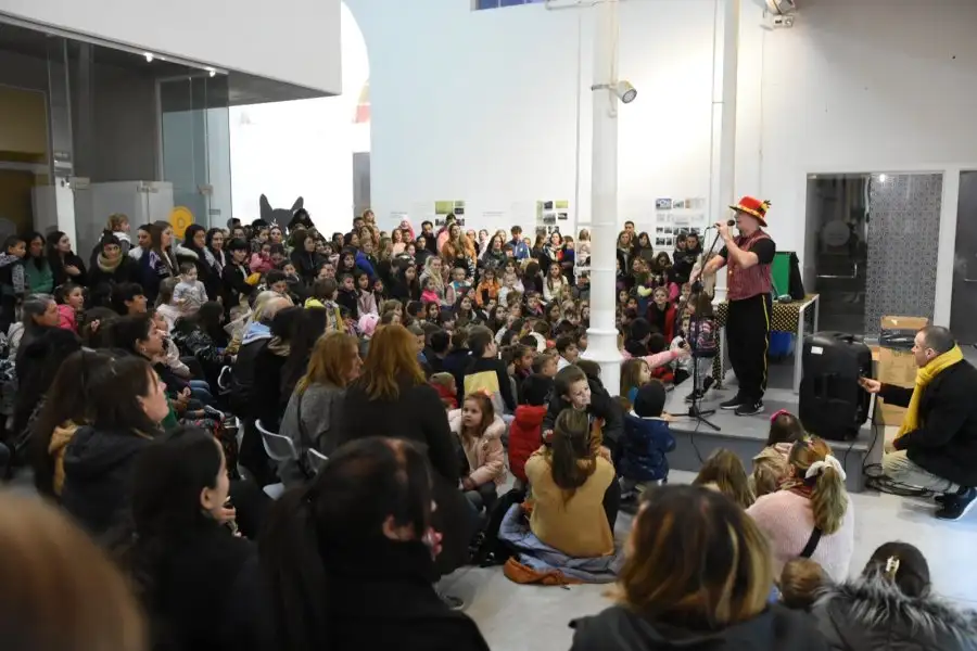“Hora de jugar en el Viejo Mercado” se podrá visitar en Sarmiento 544, de lunes a viernes de 8:00 a 19:30 y los domingos de 16:00 a 19:00. 