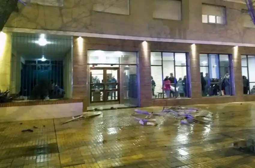 Dos personas fueron asistidas tras un incendio en un departamento