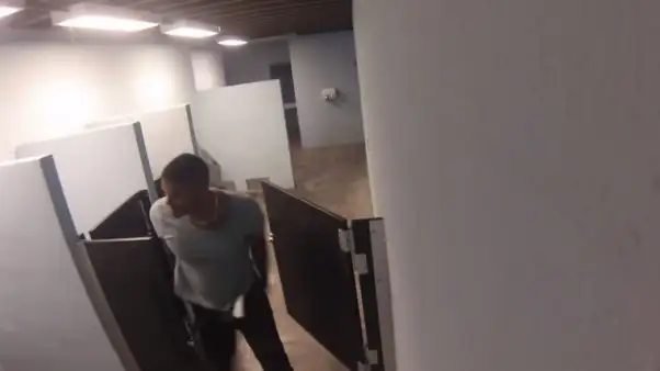 Video: ¿Cómo reaccionarías si escucharas una violación en un baño?