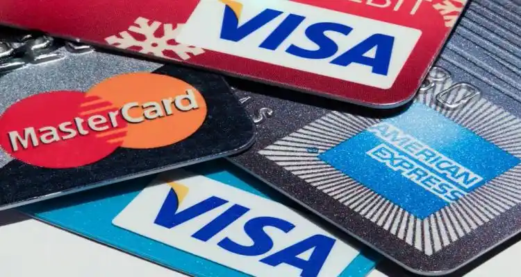 Tres aprehendidos por intentar hacer compras con tarjetas robadas