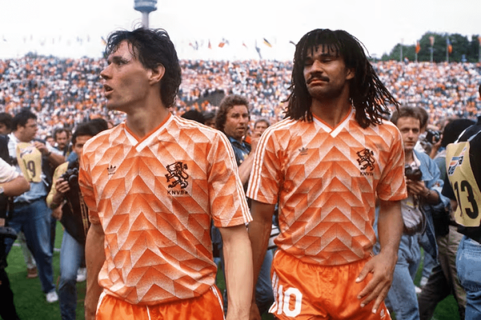 Van Basten y Gullit, íconos de Holanda campeón de la Euro 1988 y dueños de la camiseta más linda de la historia.