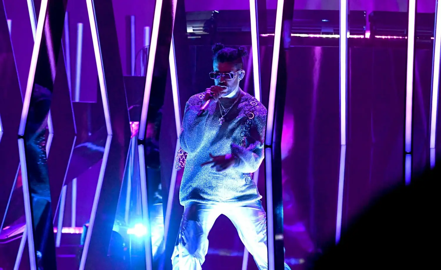 Bad Bunny calienta las redes al subir fotos sin ropa