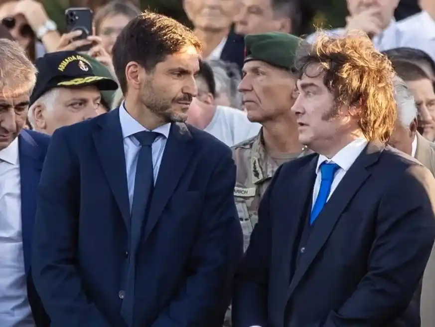 Palco en San Lorenzo, caras adustas de autoridades nacionales, provinciales y municipales.