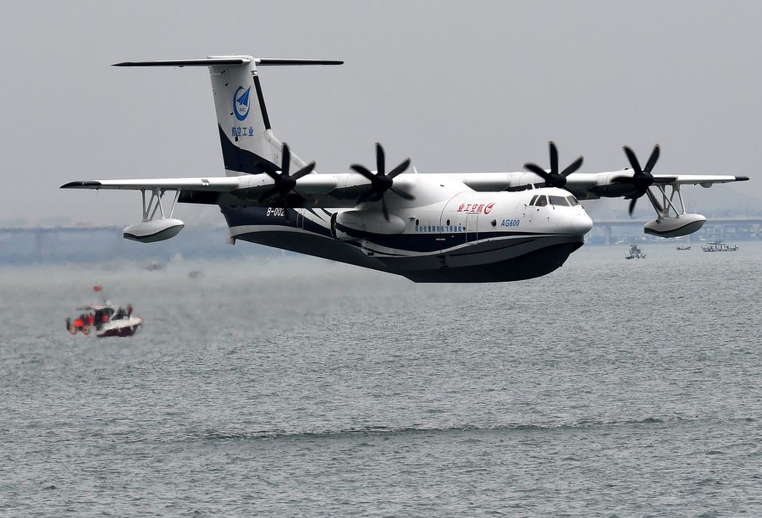 Primer vuelo sobre el mar del anfibio AVIC AG600