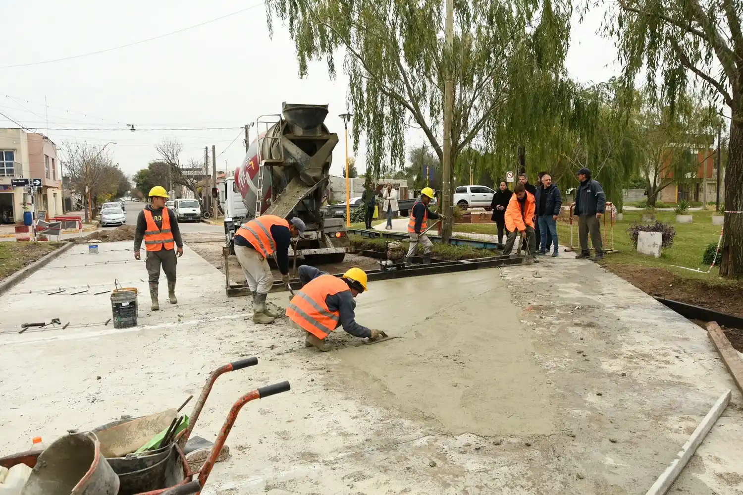 Trabajos finales para la pavimentación en barrio Vélez Sarsfield.