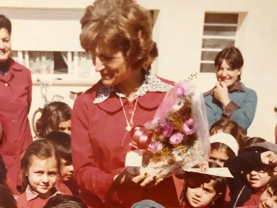 En el Jardín N° 8, Haydée Shaade rodeada de niños y niñas.