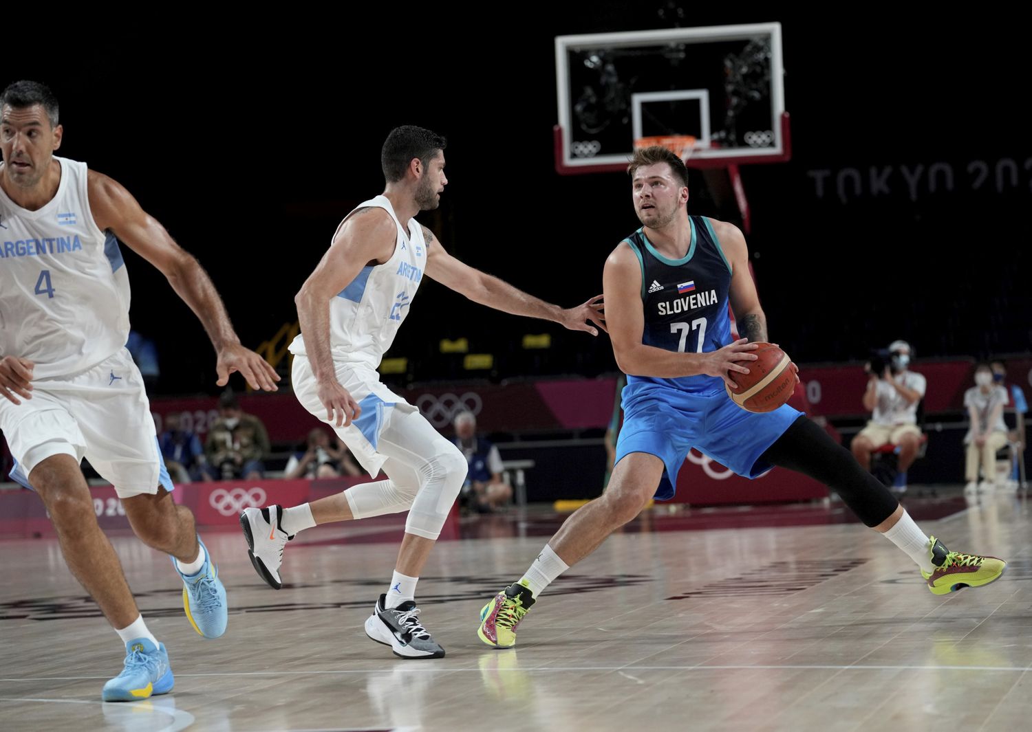 Doncic, autor de 48 puntos, marcado por Garino.