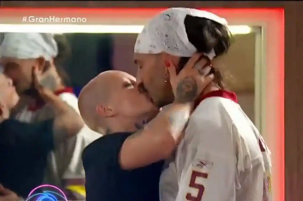 Beso entre Licha y Furia