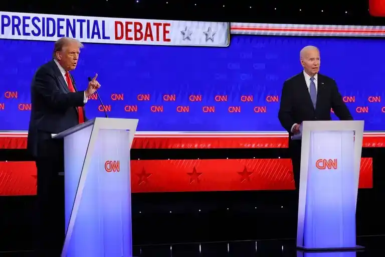 Biden y Trump durante el debate presidencial que organizó la CNN en Atlanta