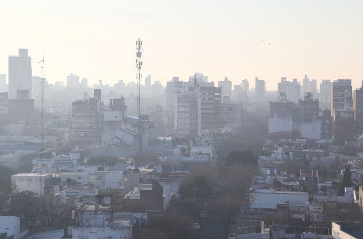 Lunes mayormente nublado con advertencia por humo en Rosario