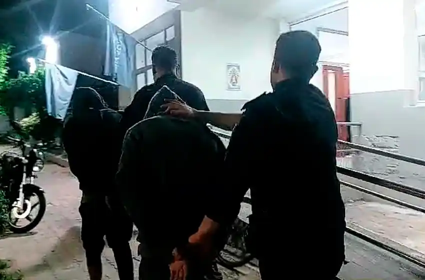 Atrapan a dos hombres en una alcantarilla: secuestran 7 cables de dos metros